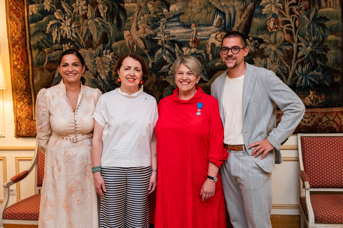 ClaireLignieres's tweet photo. Remise des insignes de Chevalier de l'Ordre national du Mérite à Madame Léa Linster, cheffe 🇱🇺 exceptionnelle, référence en matière de haute gastronomie et seule femme au monde à avoir remporté le Bocuse d'or 🥇! Félicitations 👏
©️ LaLa La Photo https://t.co/g2JQOXpmoc