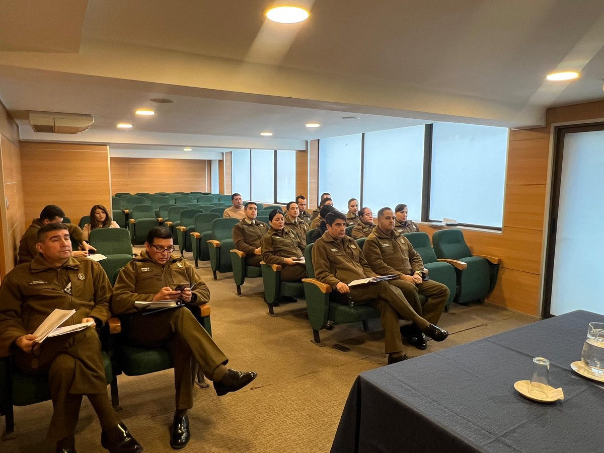 Acipol_Carab's tweet photo. 👮♂️📊 Estudiantes de 4° año de Ingeniería Politécnica Policial participaron en una reunión a cargo del Director de Bienestar, General José Martínez, en el marco de una alianza académica que busca impulsar proyectos orientados al bienestar del personal de @Carabdechile 🤝 #Acipol https://t.co/S7Xw0mUKeR