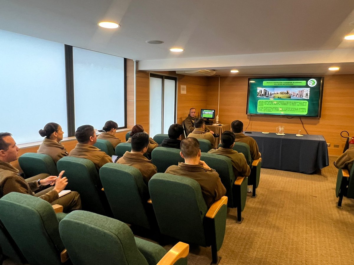 Acipol_Carab's tweet photo. 👮♂️📊 Estudiantes de 4° año de Ingeniería Politécnica Policial participaron en una reunión a cargo del Director de Bienestar, General José Martínez, en el marco de una alianza académica que busca impulsar proyectos orientados al bienestar del personal de @Carabdechile 🤝 #Acipol https://t.co/S7Xw0mUKeR