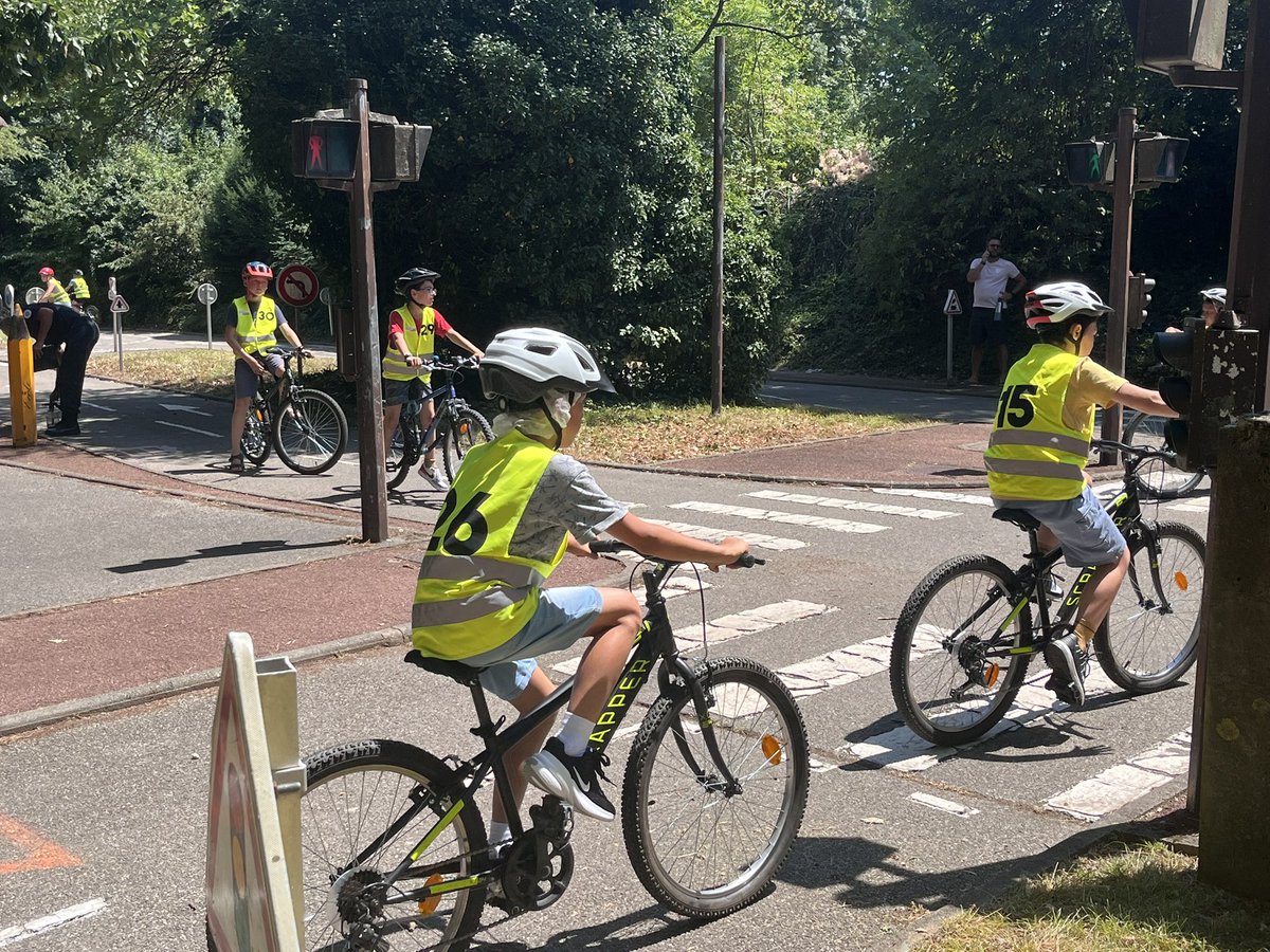 [#SécuritéRoutière]
Challenge de la piste routière organisé par le CLJ <a href="/PoliceNat38/">Police nationale 38</a>.
"Savoir rouler à vélo" un axe majeur du plan vélo et mobilités actives pour les élèves de CM1/CM2.
➡️Le vainqueur est reparti avec un vélo offert par la GMF.
<a href="/RoutePlusSure/">Sécurité routière</a>