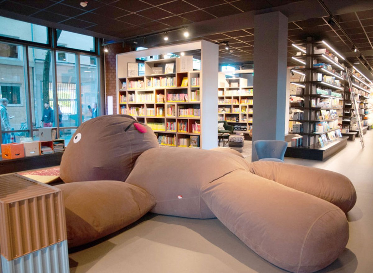 📚Su diseño acogedor y la tecnología de vanguardia hacen de la Biblioteca Kalk de Colonia  uno de los espacios no comerciales más innovadores de Alemania. Inspirados en la filosofía de Ray Oldenburg, sociólogo que define "el tercer espacio"  como referente de encuentro.