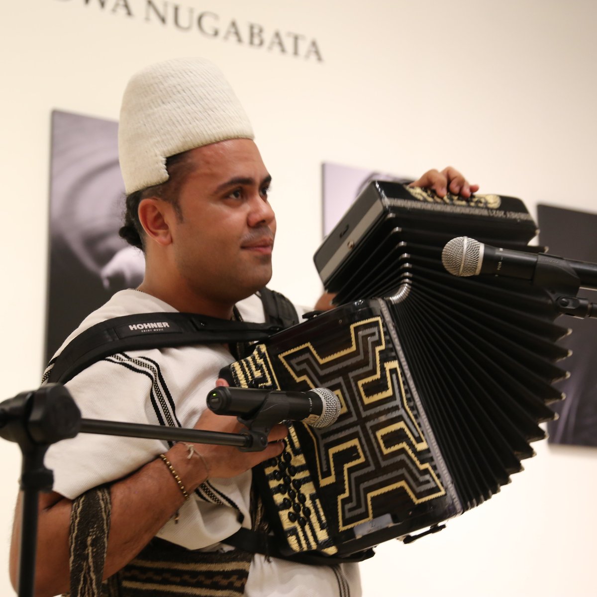 CFCE Cartagena (@cfcecartagena) on Twitter photo 📷 Ayer en el <a href="/CFCECartagena/">CFCE Cartagena</a> fue inaugurada la exposición “La línea negra”, que reúne fotografías y videos del fotógrafo Coque Gamboa, quien por más de 20 años ha registrado la cosmogonía de los pueblos Arhuaco, Kogui, Wiwa y Kankuamo de la sierra nevada de Santa Marta.
🧵👇 📷 Ayer en el <a href="/CFCECartagena/">CFCE Cartagena</a> fue inaugurada la exposición “La línea negra”, que reúne fotografías y videos del fotógrafo Coque Gamboa, quien por más de 20 años ha registrado la cosmogonía de los pueblos Arhuaco, Kogui, Wiwa y Kankuamo de la sierra nevada de Santa Marta.
🧵👇