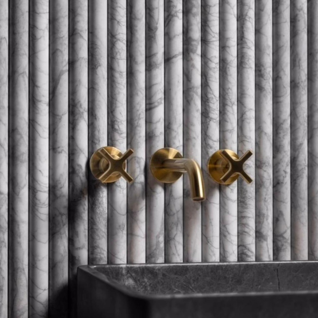 elementsroom's tweet photo. Let's talk about fluted countertops and backsplashes! ✨ 

#ElementsRoom #FlutedCountertops #FlutedBacksplash #TexturedDesign #ModernInteriors #KitchenTrends #DesignDetails #marbleCountertops #MarbleDesign #Marble https://t.co/Yvv6IWCx1N