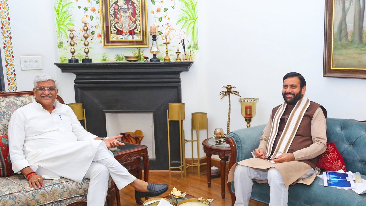 cmohry's tweet photo. मुख्यमंत्री श्री @NayabSainiBJP ने आज केंद्रीय संस्कृति एवं पर्यटन मंत्री श्री गजेंद्र सिंह शेखावत से दिल्ली स्थित उनके निवास पर शिष्टाचार मुलाकात की। 

इस अवसर पर सीएम ने देश में प्रस्तावित डिज़्नी लैंड के लिए हरियाणा को चिह्नित करने पर समस्त हरियाणा वासियों की ओर से उनका धन्यवाद किया।