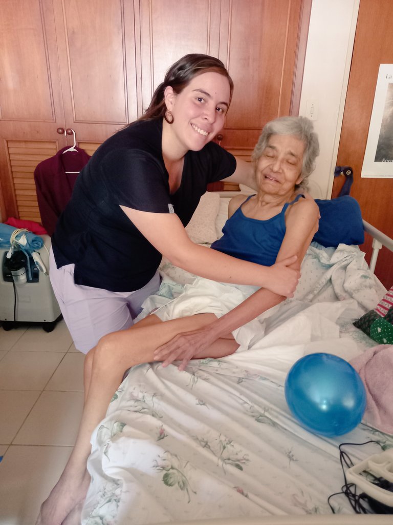 doblede_ebista's tweet photo. Bendiciones, amigos y familiares. Busco encarecidamente recursos o insumos para que mi mamá tenga qué almorzar en lo que resta de semana. Como muchos saben mi mamá es una paciente postoperatio a nivel neurológico y necesita de una alimentación especial rica en ...+ https://t.co/6svWGI8NZo