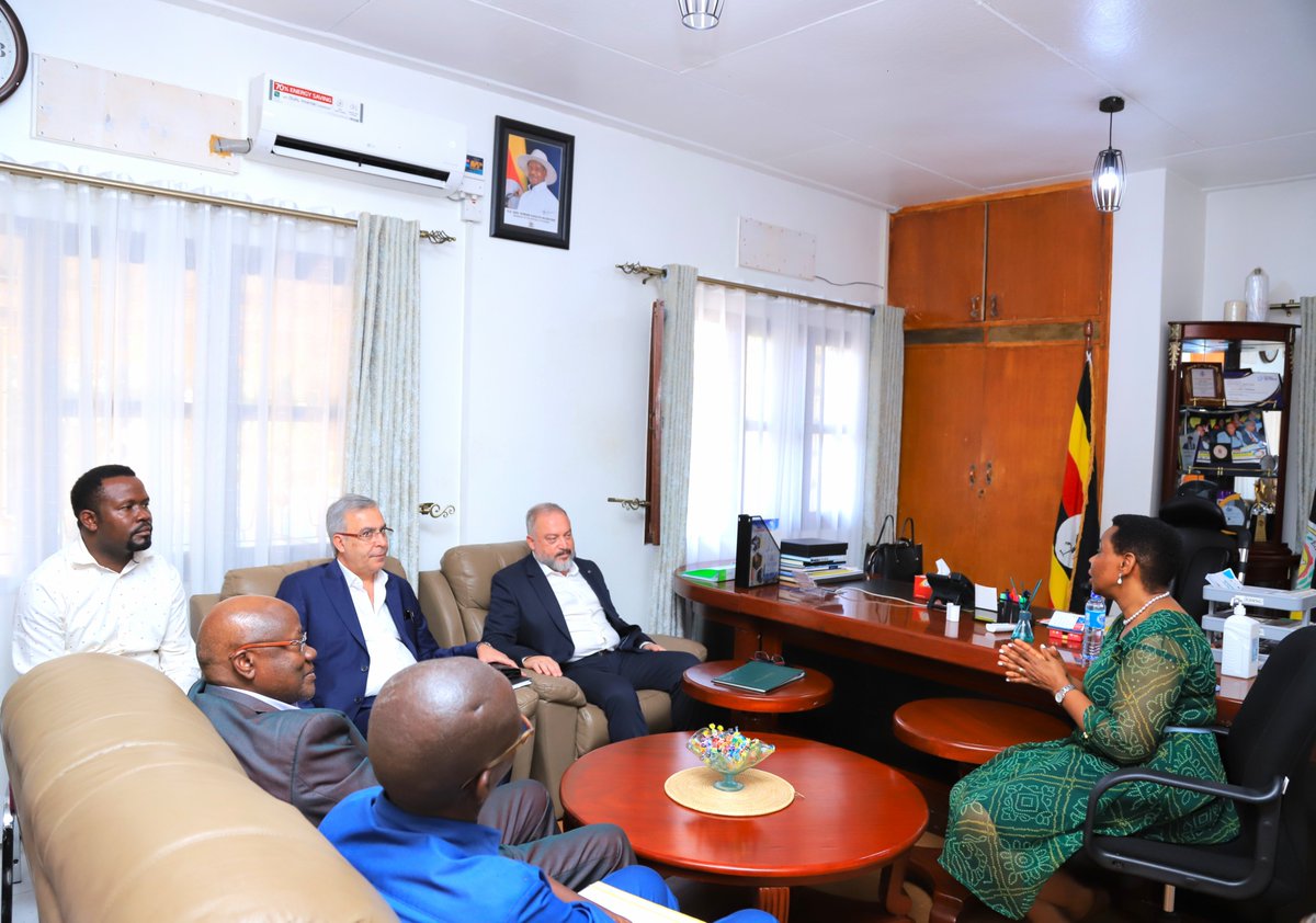 doxaprofiti's tweet image. Sahinli Group C/M Akin Atilla, Vice Chair Mecha, and Uganda’s Honorary Consul to Malaysia @Mkakabiro met Col. @edthnaka, joined by @EdBbaaleEd & S/n Counsel @FGimara, to discuss a major BOT-based oil infrastructure investment with long-term gains for Uganda.