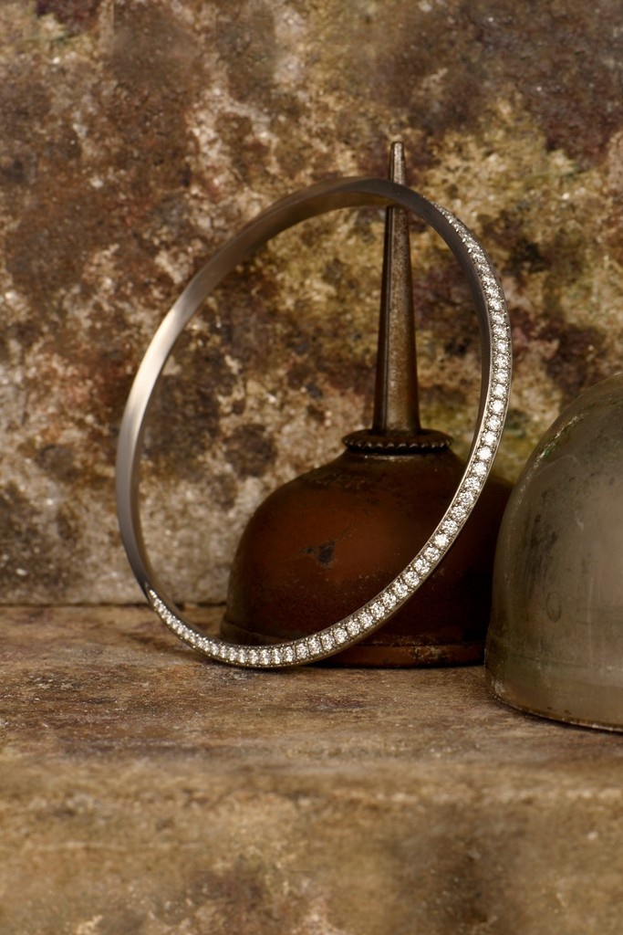 New wrist-wear, platinum diamond set Mobius bangle is a bold addition to our Mobius collection. The sweeping curve of the bangle is pavé set with 110 white diamonds.It is reminiscent of our Mobius rings and pairs perfectly with them.

mccaul.com/products/plati…