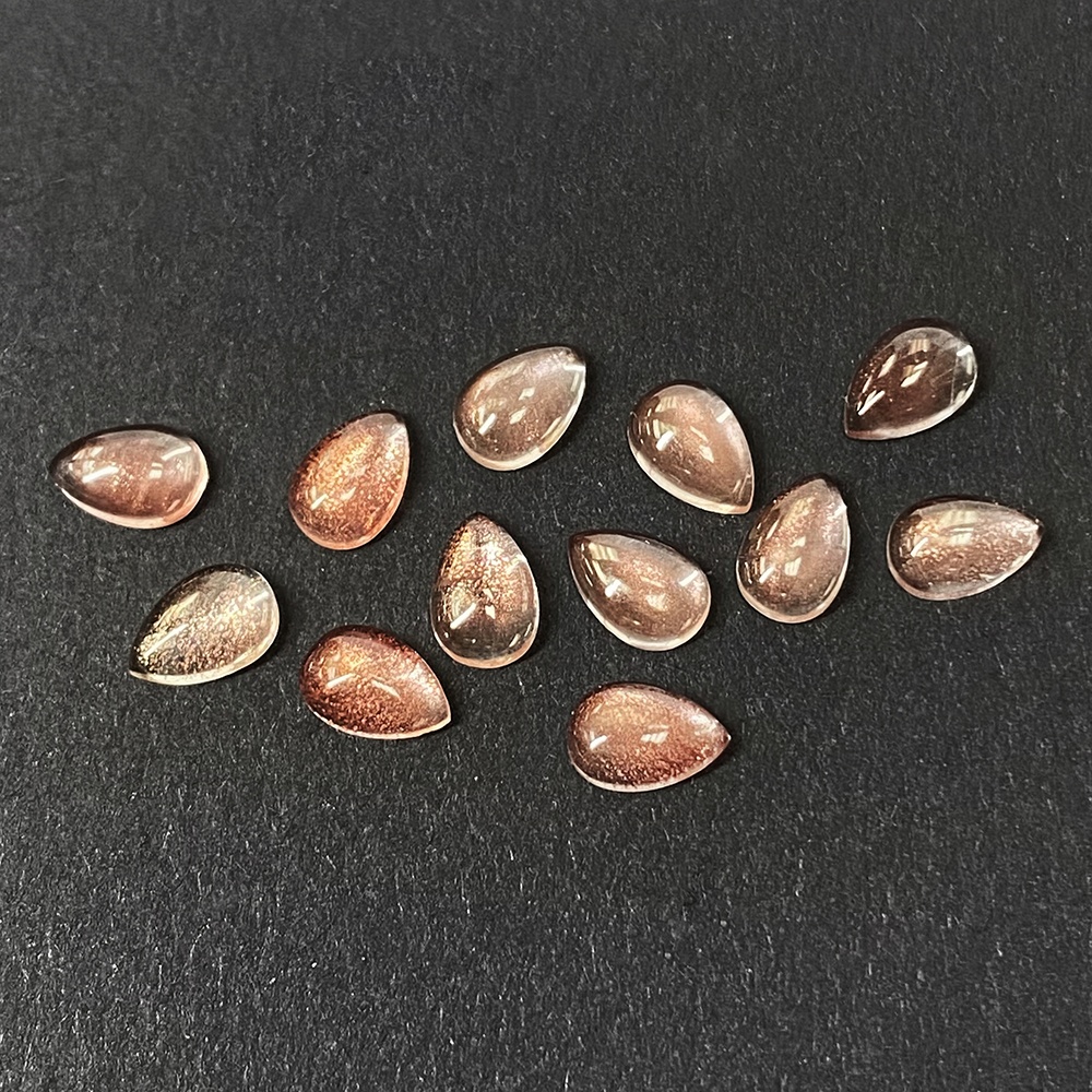 Let’s hear it for sparkle with a side of shimmer. These 5x3mm pear-shaped Oregon Sunstones are showing off their signature schiller—and we’re so here for it. Mined right here in the Pacific Northwest, these catch the light with that coppery glow we’ll never stop obsessing over.