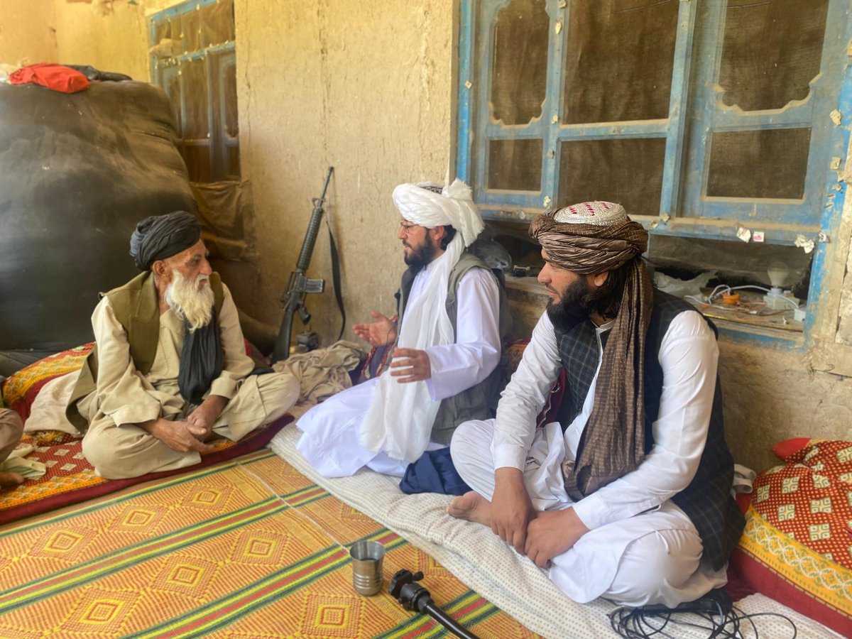نن د مرحوم ملا محمد عمر مجاهد  (رحمه الله) کلي ته تللي وو.
چېرته چې هغه مبارک خپل د طالبي ژوند رنګينې ورځې او شپې سبا کړې وي.

په تصویر کې راسره ناست سپین ږیری حاجي صاحب له مرحوم ملا صاحب سره پاتې شوی نظامي قومندان او ملکری دی

روزګان ولایت دهراود ولسوالۍ
رحمه الله تعالی