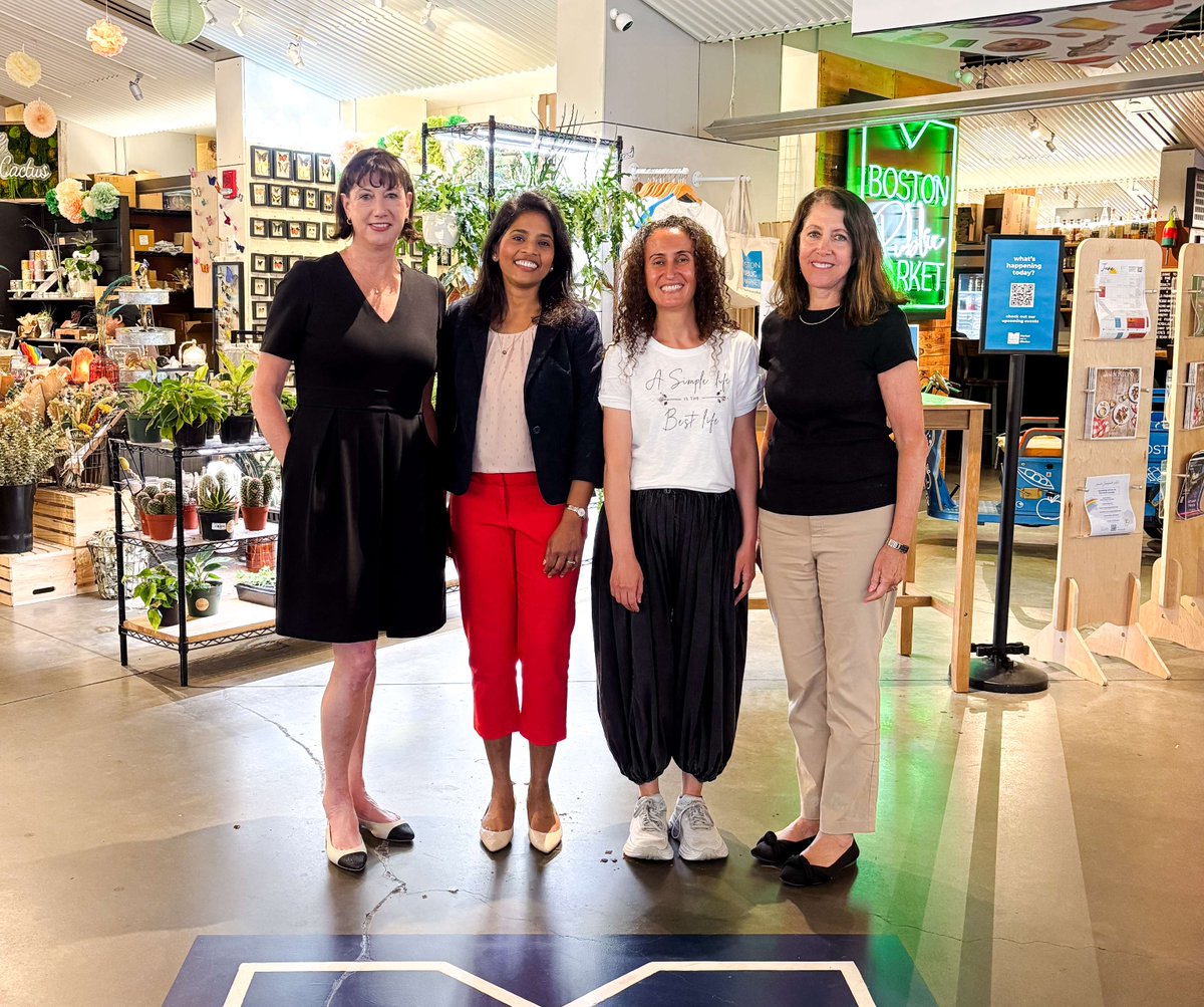 Last Thursday, the Boston Public Market announced the winners of their #Entrepreneurship #Forum Incubator Competition, powered by Citizens. Congrats to Ninawa Zero-Waste Clothes and Melt in Your Mouth, who were awarded the opportunity to join the Market rent-free! 🥇