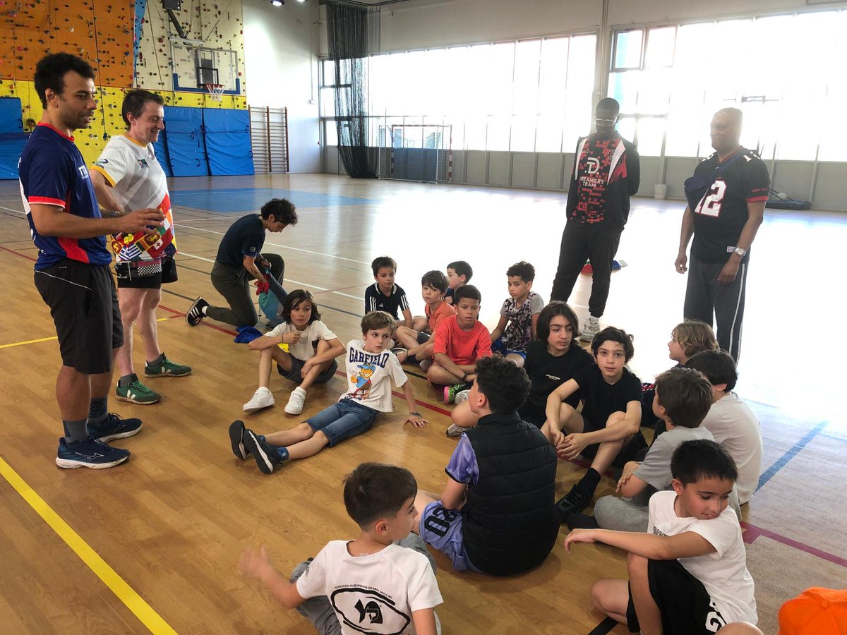 saintmande's tweet photo. 🏉 En juin, les enfants des accueils de loisirs élémentaires C. Digeon et P. Bert ont découvert 2 sports : le #TagRugby et le #Roundnet ! 🏐 Ces matinées organisées par les éducateurs de #sainmande ont aussi été l'occasion de faire des rencontres inter-centre. Bravo ! https://t.co/ya0Qcm6muL