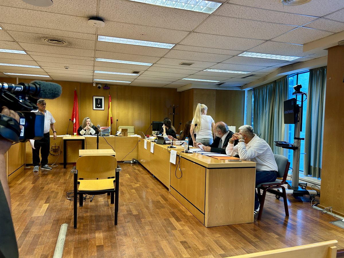 La acusada del asesinato del marino mutilado y calcinado se ha metido detrás de las cortinas en el juicio, ha interrumpido varias veces a la policía que la investigó y detuvo y su abogada afirma que el verdadero culpable es el otro acusado. elpais.com/espana/madrid/…