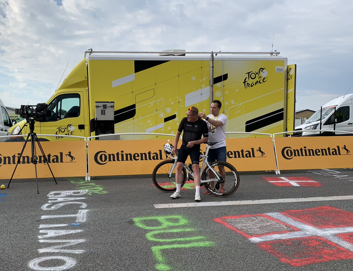 allankj44's tweet photo. @ilbiondorolf på målstregen i Sønderborg.
#TDF2022 #arrivéeSønderborg @letourdk 

Jeg savner Rolf!

Og @LeTour #TDF2025 er ikke engang startet endnu.

Og hvad skal @RitterTV2 gøre?

Alt godt til dig, Rolf! https://t.co/ZxTuYFnVpH