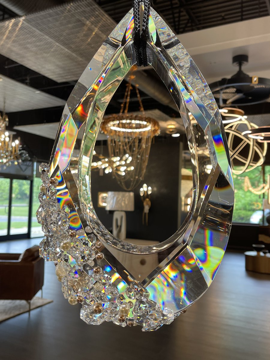 Crystal pendants—elegant jewelry for your home. Add a touch of sparkle and sophistication to your space!

#InteriorDesigner #AmeliaValloneInteriors #Lighting #crystalpendants #luxuryhomes #InteriorDesignerViennaVA