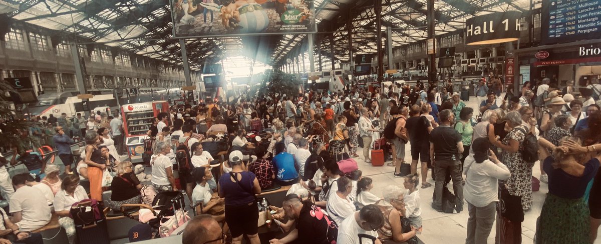 Sabrina AliBenali (@drsabrinaaurora) on Twitter photo Bonjour <a href="/SNCFVoyageurs/">SNCF Voyageurs</a>
Je suis passagère du Paris Montpellier ce jour.
6h de retard.
Les accidents ça arrive, pas de problème
Mais quand la boîte fait 41 milliards de chiffres d’affaires et que le patron Yves Gautier gagne 450.000€ annuels,
on a la décence par 40 degrés en Bonjour <a href="/SNCFVoyageurs/">SNCF Voyageurs</a>
Je suis passagère du Paris Montpellier ce jour.
6h de retard.
Les accidents ça arrive, pas de problème
Mais quand la boîte fait 41 milliards de chiffres d’affaires et que le patron Yves Gautier gagne 450.000€ annuels,
on a la décence par 40 degrés en