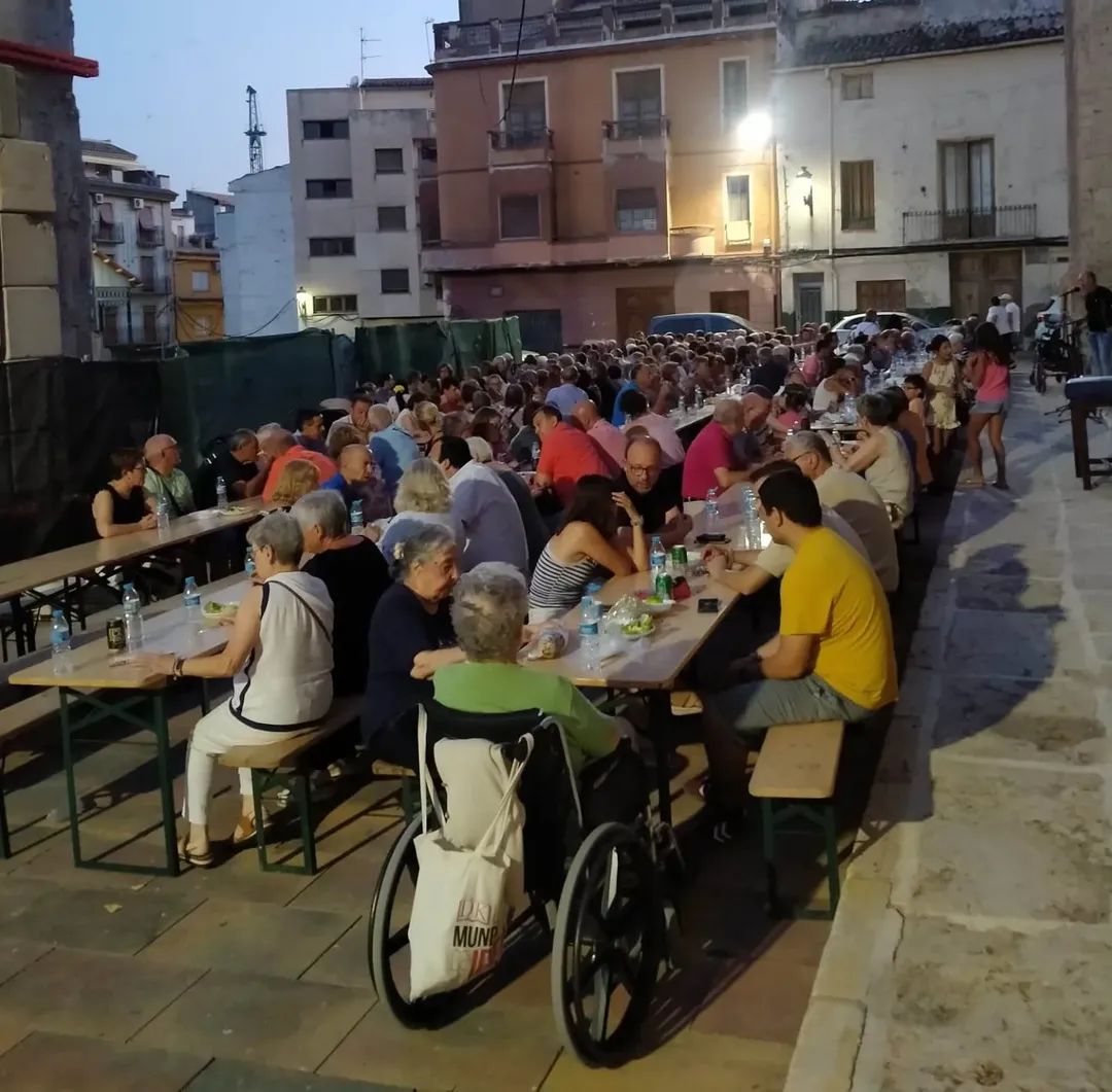 🥖🍊La #CenadelHambre de #Ayora ha contado con la asistencia de alrededor de 300 personas.

⭐️Para amenizar la cena contaron con la actuación de la rondalla La Paloma.

💙❤️Finalmente se celebró la tradicional rifa con las donaciones del comercio local y de particulares.