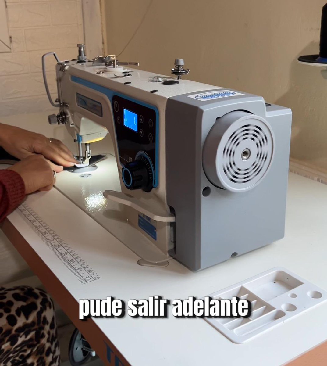 FlorMolini's tweet photo. Emprendedores de pie 
Silvia reactivó su emprendimiento de marroquinería #hibiscus con el apoyo de Bahía x Bahía. Su taller está ubicado en una de las zonas más afectadas el 7 de marzo.

A través de este programa acompañamos a + de 290 emprendedores y a + de 140 cuentapropistas. https://t.co/ef2jfgmqu0
