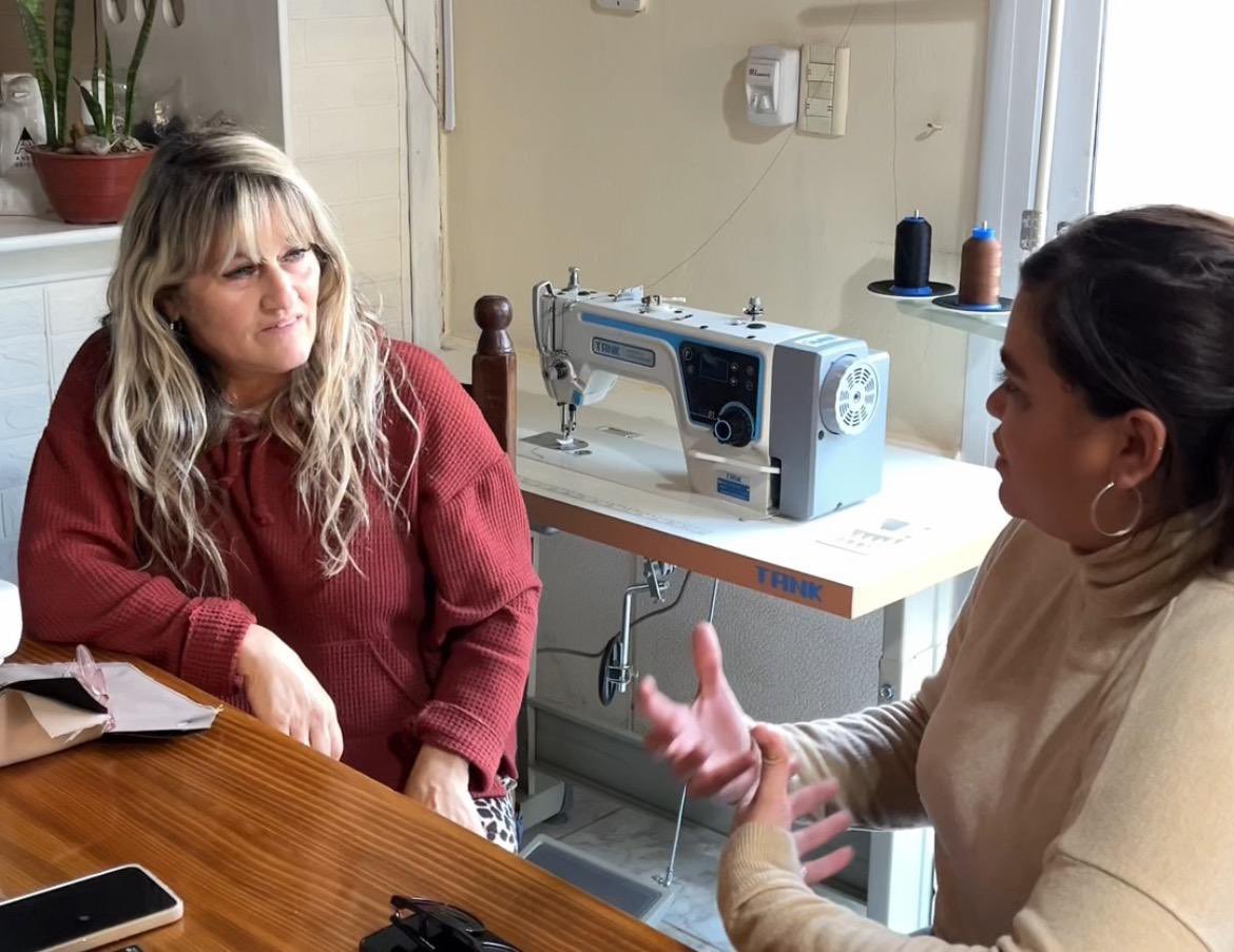 Emprendedores de pie 
Silvia reactivó su emprendimiento de marroquinería #hibiscus con el apoyo de Bahía x Bahía. Su taller está ubicado en una de las zonas más afectadas el 7 de marzo.

A través de este programa acompañamos a + de 290 emprendedores y a + de 140 cuentapropistas.