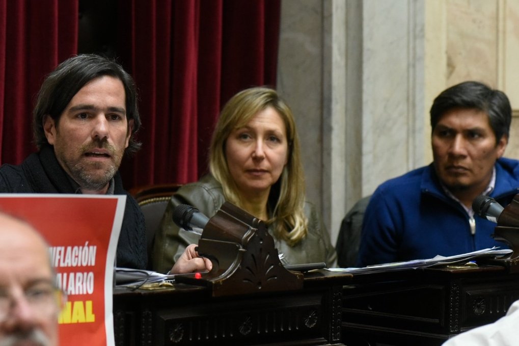myriambregman's tweet photo. Hoy @NicolasdelCano rota su banca en el Congreso. Amigo, compañero, valiente y solidario como pocos, en un mundo donde esos gestos cobran mucho valor. 

Para cambiarlo todo de raíz, seguiremos peleando dentro del recinto y en las calles. ¡Hay equipo! ✊🏻❤️ https://t.co/S31kG2fG69