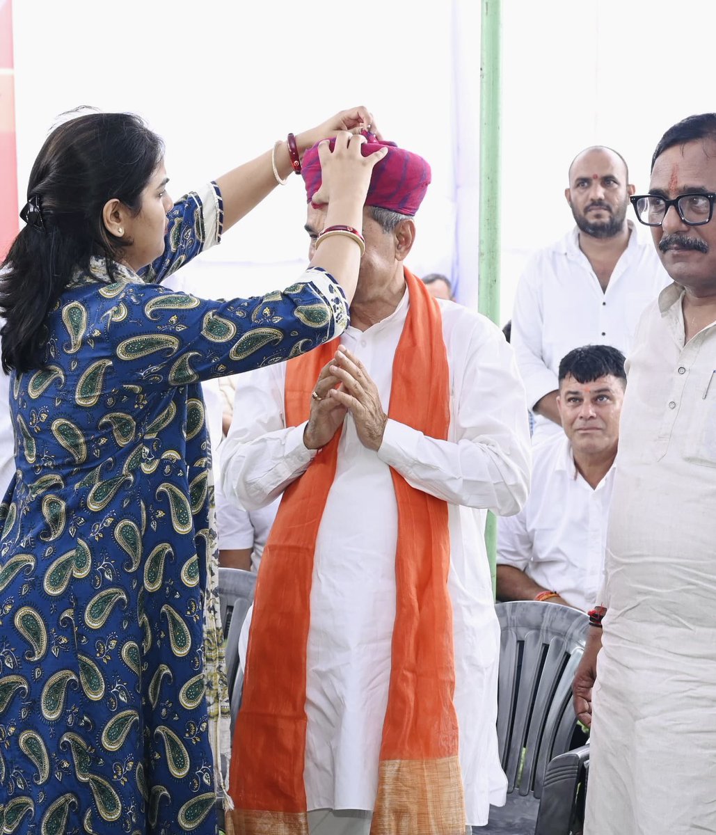 shivangibjym's tweet photo. आज @BJP4Rajasthan प्रदेश अध्यक्ष माननीय @madanrrathore जी भाईसाहब को पाली निवास पर जाकर जन्मदिवस की शुभकामनायें प्रेषित की। 
#HBDayMadanJi https://t.co/KMKLEU0p71