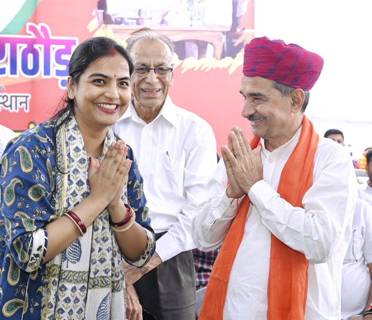 shivangibjym's tweet photo. आज @BJP4Rajasthan प्रदेश अध्यक्ष माननीय @madanrrathore जी भाईसाहब को पाली निवास पर जाकर जन्मदिवस की शुभकामनायें प्रेषित की। 
#HBDayMadanJi https://t.co/KMKLEU0p71