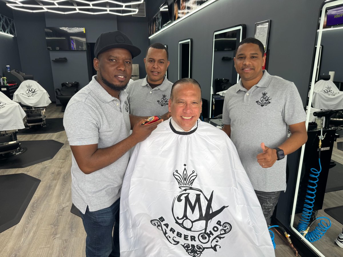 Congratulations to Mendez Barbershop on their grand opening in West Roxbury!

Mayor Michelle Wu and representatives from the City of Boston joined owner Leonida Méndez yesterday to celebrate the official ribbon cutting of this brand new barbershop at 1869 Centre Street.