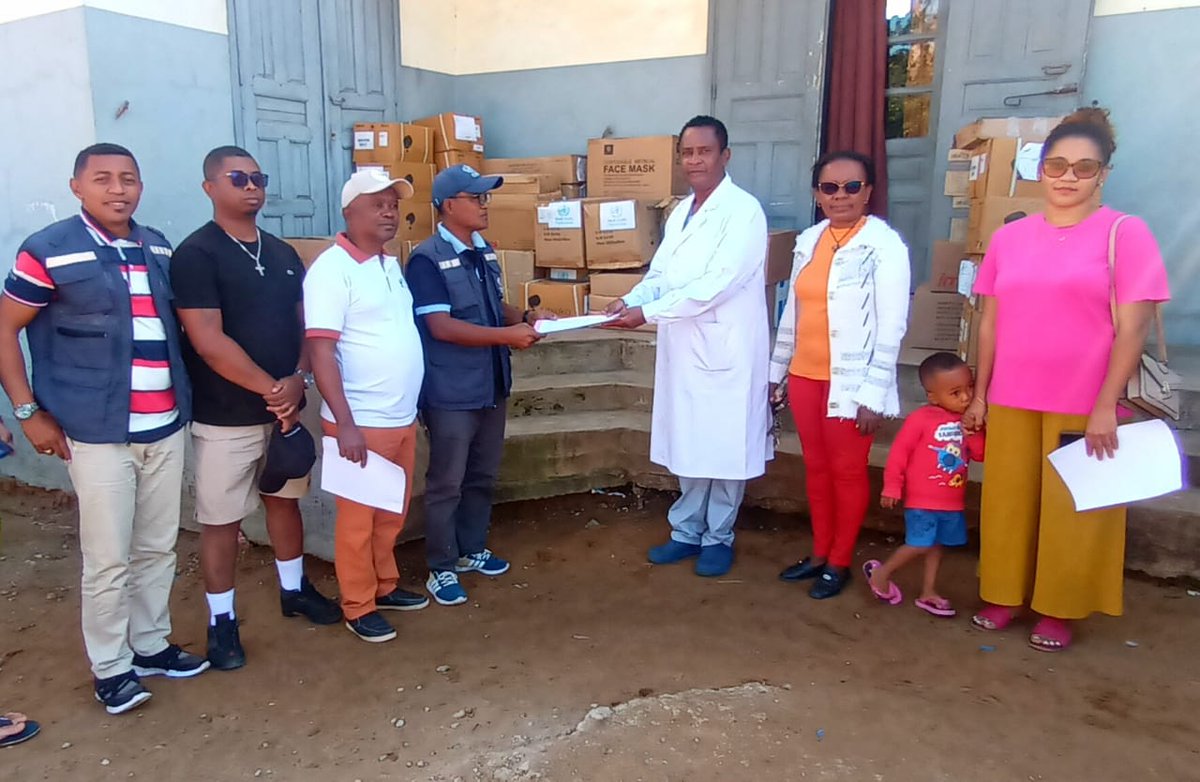 OMS Madagascar (@omsmadagascar) on Twitter photo 🤝 .<a href="/OMSMadagascar/">OMS Madagascar</a> renforce le CHRR d’Ambovombe avec des intrants, médicaments et EPI 🎁
➡️ Dons destinés aux services d’urgence et de santé mère-enfant
👥 En présence du DRS, du chef d’établissement et des responsables hospitaliers.
#SantéPourTous 🤝 .<a href="/OMSMadagascar/">OMS Madagascar</a> renforce le CHRR d’Ambovombe avec des intrants, médicaments et EPI 🎁
➡️ Dons destinés aux services d’urgence et de santé mère-enfant
👥 En présence du DRS, du chef d’établissement et des responsables hospitaliers.
#SantéPourTous