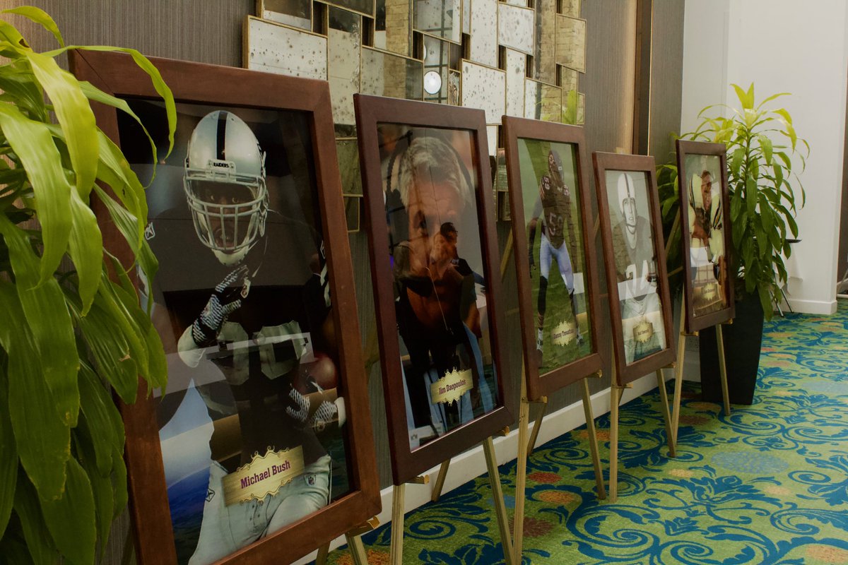 Huge congrats to the 𝟐𝟎𝟐𝟓 𝐊𝐞𝐧𝐭𝐮𝐜𝐤𝐲 𝐏𝐫𝐨 𝐅𝐨𝐨𝐭𝐛𝐚𝐥𝐥 𝐇𝐚𝐥𝐥 𝐨𝐟 𝐅𝐚𝐦𝐞 inductees! 
-Michael Bush
-Sam Gruneisen
-Walt Yowarsky 
-Danny Trevathan
-Jim Daopoulos 

#kentuckyprohalloffame #halloffame #kentuckyfootball