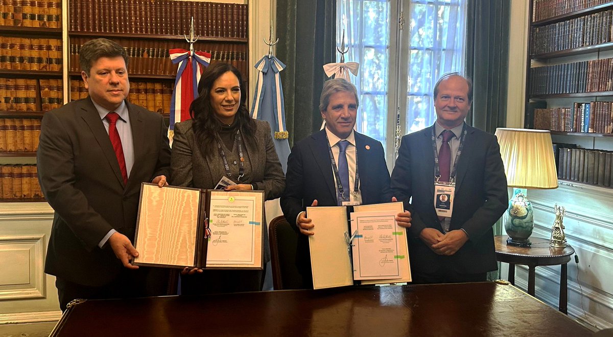 🧵 Hoy firmamos un memorando de entendimiento con #Argentina para crear un grupo técnico que evaluará la exportación de gas natural desde Vaca Muerta hacia #Brasil, atravesando territorio paraguayo.
#gasoducto