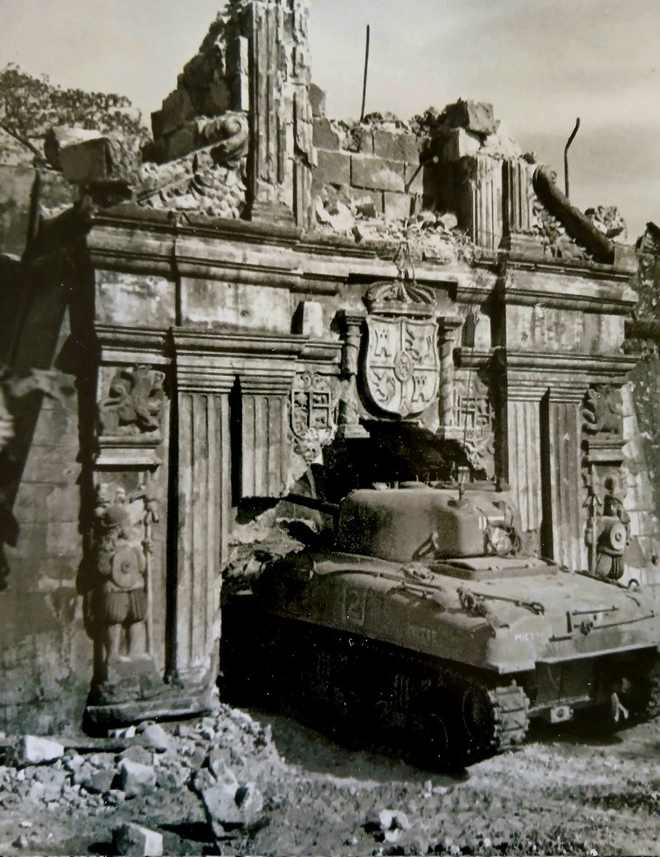 Un Sherman M4A1 franchissant la porte Santa Lucia du fort Santiago pendant la bataille des Philippines.