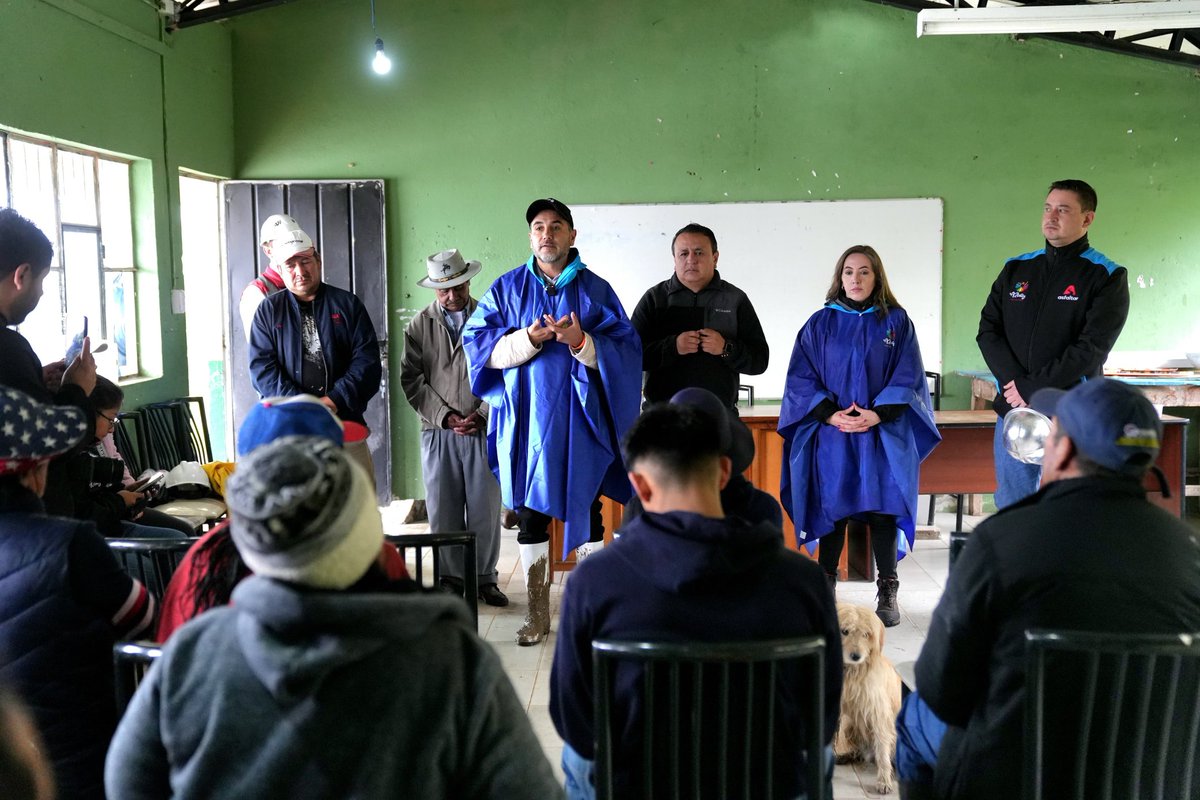 AzuayPrefectura's tweet photo. Continuamos con el recorrido de la vía Chicti – Parig en Guachapala.

👉 Nuestro equipo técnico junto al prefecto @jotalloretv, autoridades de Guachapala y dirigentes de la comunidad constataron los avances del mejoramiento de la vía de acceso a la comunidad de #Parig. 🛣 https://t.co/Ty0a9xNJ6r
