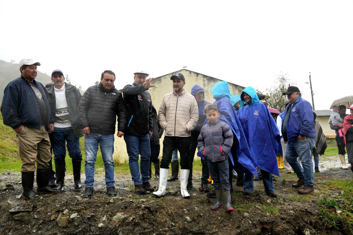 AzuayPrefectura's tweet photo. Continuamos con el recorrido de la vía Chicti – Parig en Guachapala.

👉 Nuestro equipo técnico junto al prefecto @jotalloretv, autoridades de Guachapala y dirigentes de la comunidad constataron los avances del mejoramiento de la vía de acceso a la comunidad de #Parig. 🛣 https://t.co/Ty0a9xNJ6r