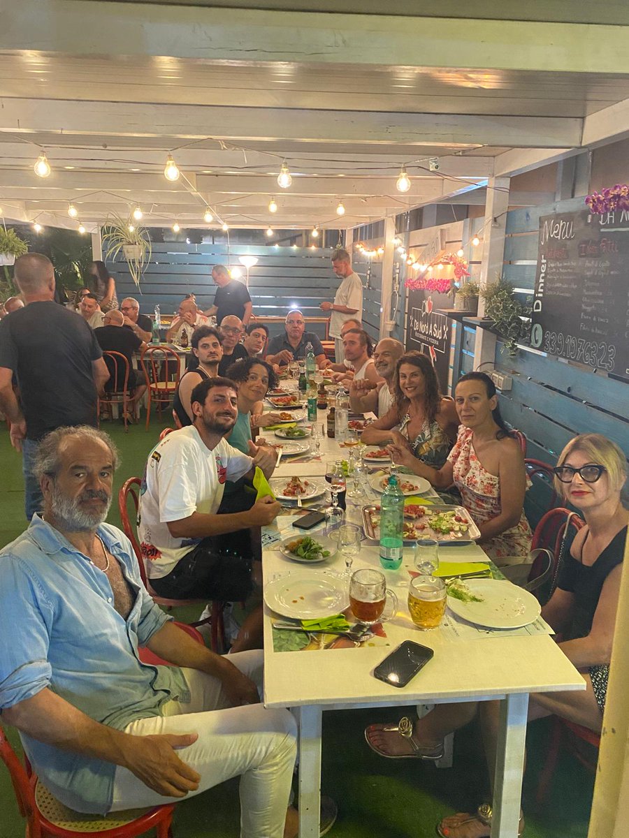 Cartolinformatk's tweet image. Metti una sera dopo una bella nuotata tutti a cena insieme