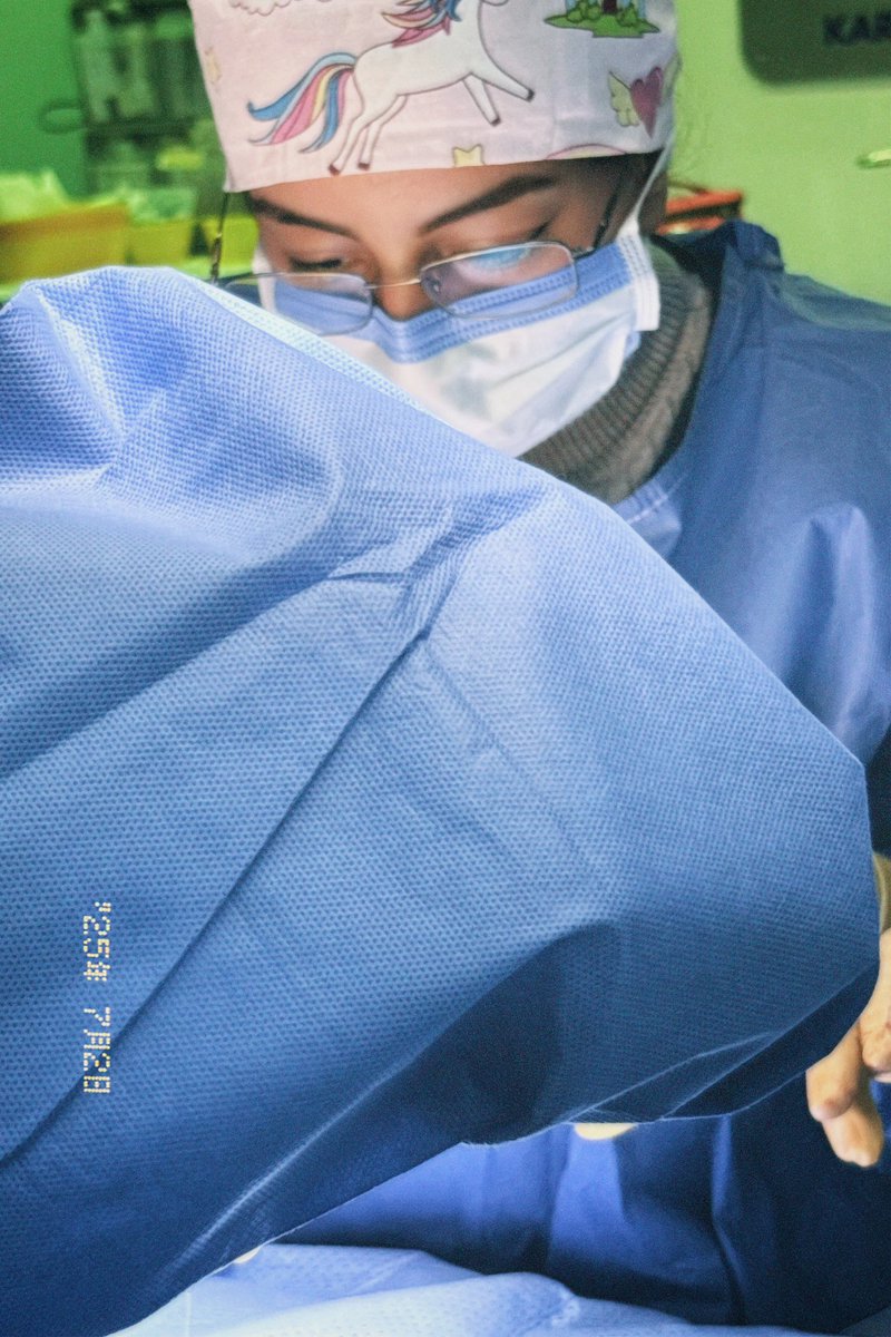 من الصّعب تخمين التخصص اللي أتدرب فيه من الsurgical cap، لكن عمومًا..
اليوم كانت تجربتي الأولى للمشاركة في عملية جراحية والمساعدة في إغلاق جرح مريضنا الشّجاع، شعور استثنائي ومُهيب
💘