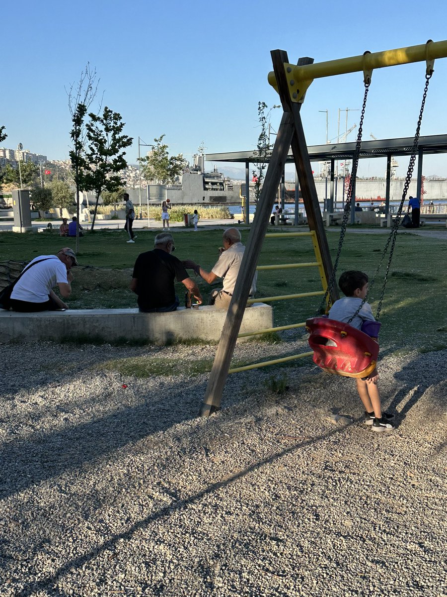 profinci's tweet photo. @izmirhim Sayın Yetkili;
Muammer Aksoy çocuk bahçesinde bu alanda sigara içilmez yazılı olmasına rağmen,sigara içenler, içki içenler….
Kim ilgilenebilir?
İlginize çok tşk ederim! https://t.co/NNV7thXwT3