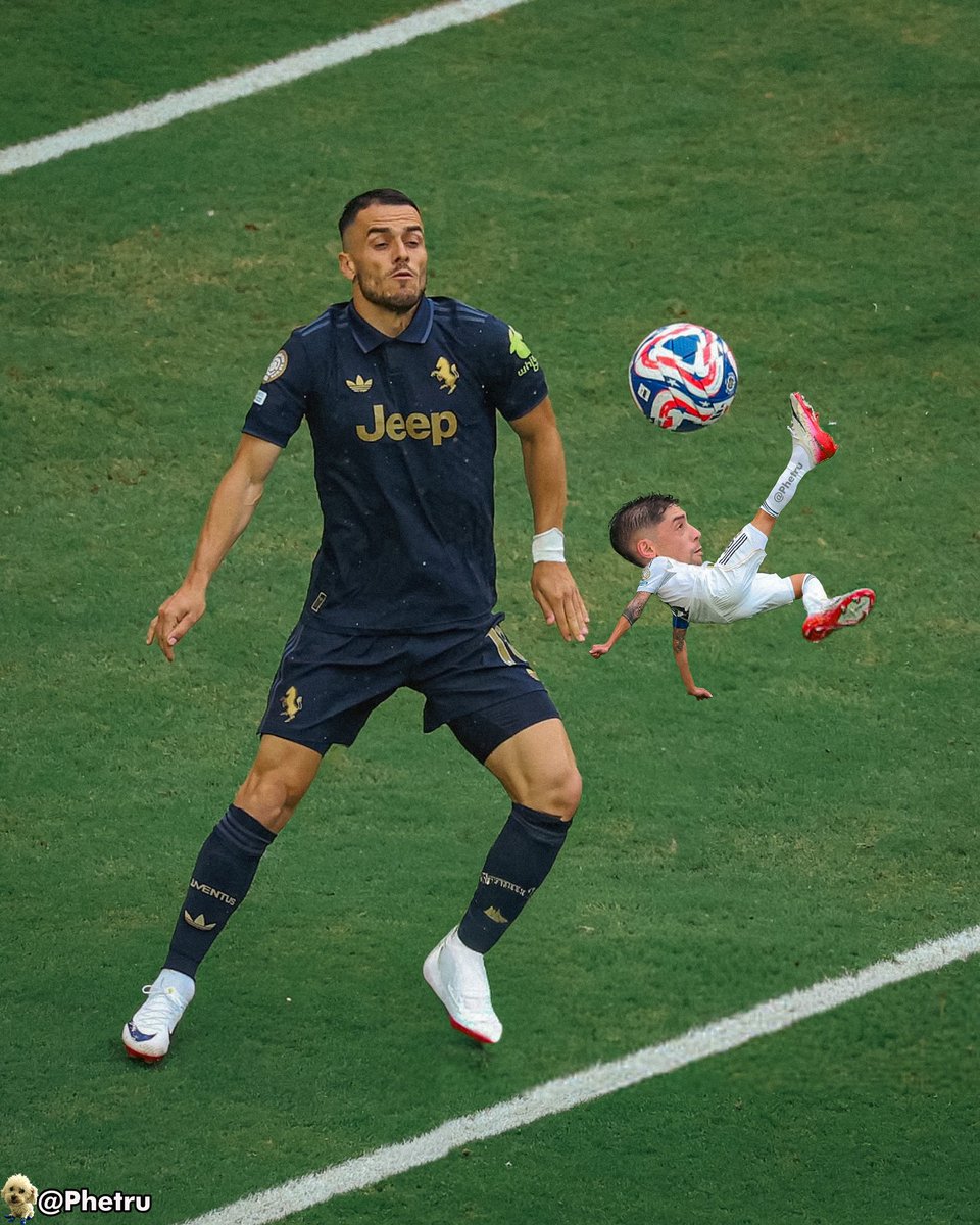 AdriRM33's tweet photo. Te has cruzado con el mini Fede Valverde de la suerte.

Dale RT para que siga triunfando en el Real Madrid 🤍 https://t.co/3Bqb4Q8d3i