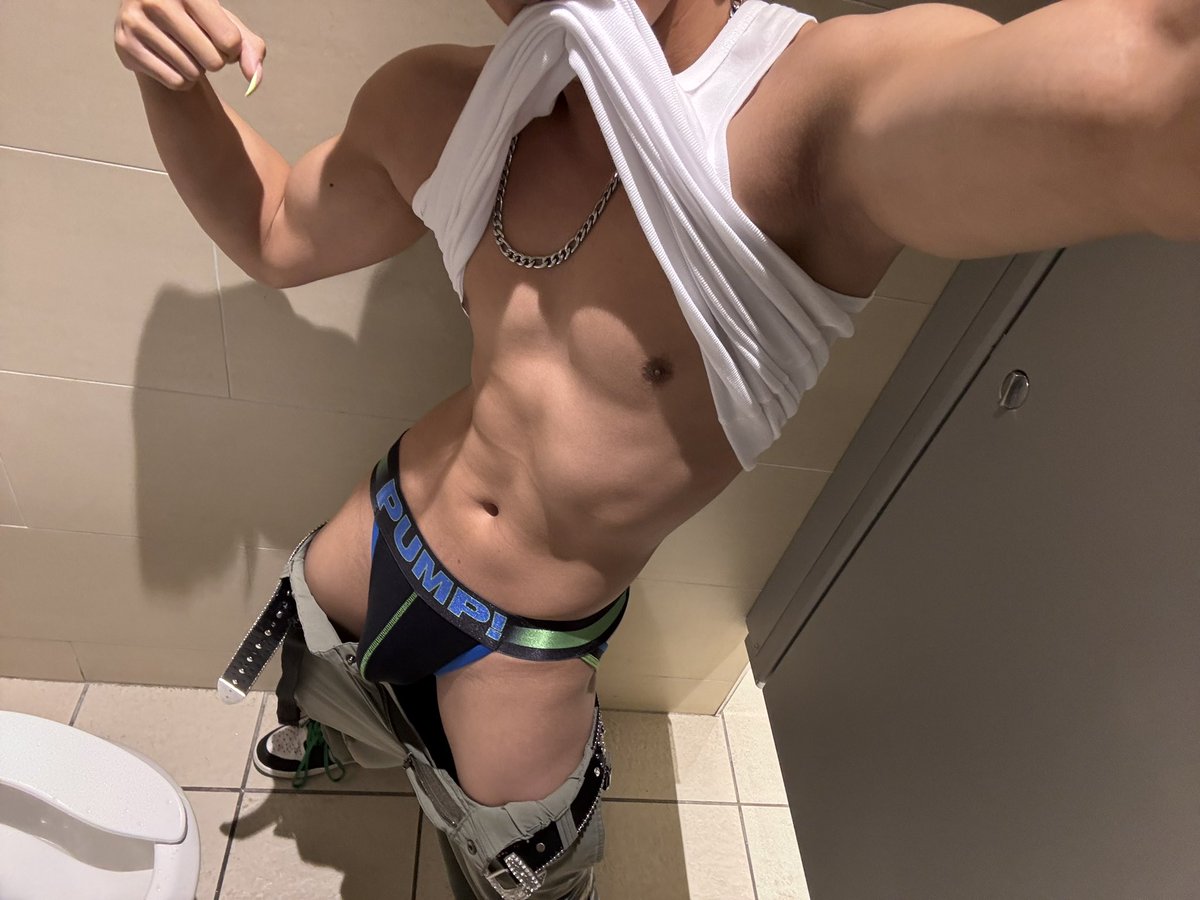 horny in the work bathroom :p