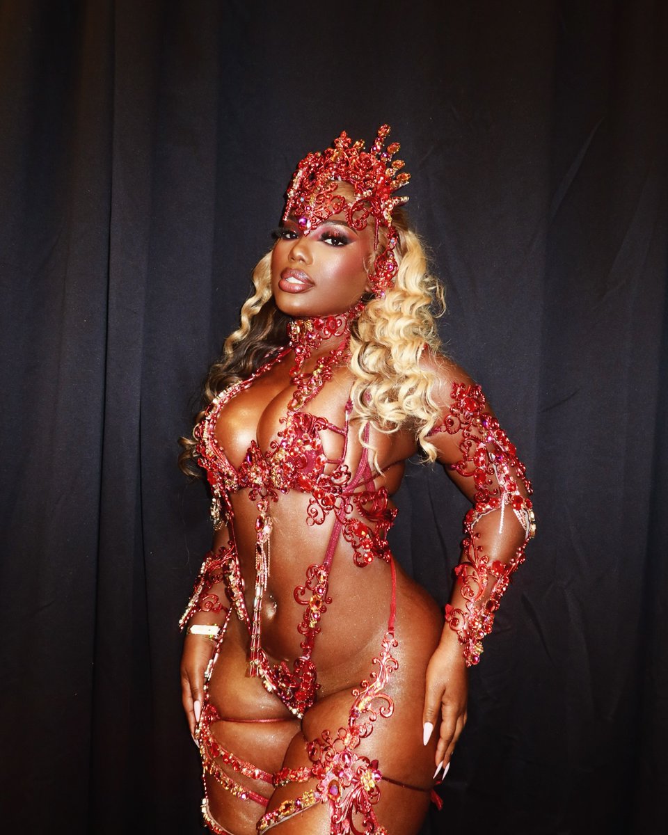 LucyAndVagabond's tweet photo. From the brilliant mind of Alejandro Gomez for YUMA Vibe 2026, Trinidad Carnival. 👏🏾 #ALEarmy 

🪡 @ALE_x_ALEJANDRO
🧚🏾‍♀️ @melaxgoddess
🥁 @yumavibett
📍 @exploretrinidad
#TrinidadCarnival2026 #TrinidadCarnival #CarnivalTuesday https://t.co/Hq3t37iDVp