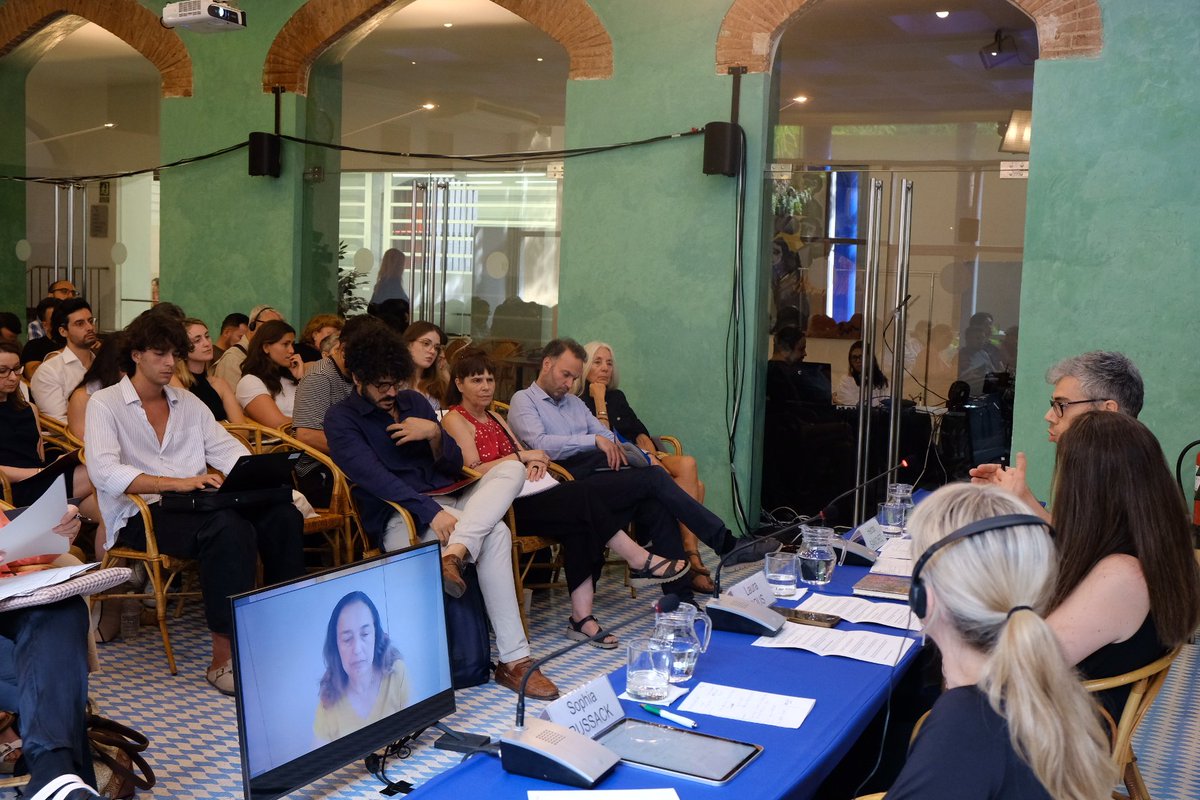 A la primera taula rodona del V Curs d'Estiu Sofia Corradi sobre la Unió Europea, <a href="/SophiaRussack/">Sophia Russack</a>, <a href="/silviakotanidis/">silvia kotanidis</a> i <a href="/sanchezmargalef/">Héctor Sánchez Margalef</a> fan balanç dels primers 100 dies de la Comissió Von der Leyen, en una conversa moderada per <a href="/laurapous/">Laura Pous Trull</a> 
🇪🇺 eusummercourse.eu