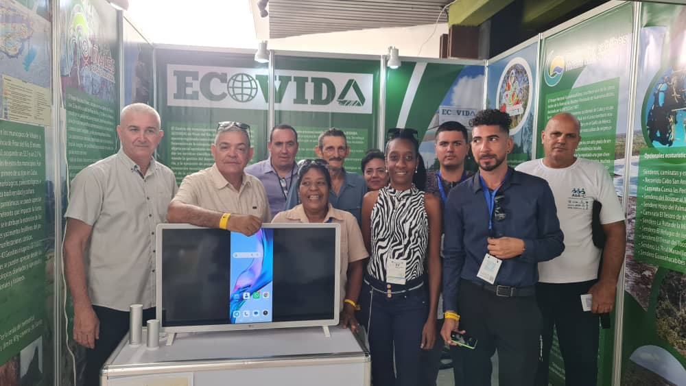 ylemus8's tweet photo. Como parte del incio hoy de la XV Convención Internacional de MA el ministro del CITMA visita el STAND expositivo de ECOVIDA, el cual muestra los principales resultados cientificos del centro, los que estarán en diálogo con la comunidad cientifica presente. #CITMA, #AMA, #ECOVIDA https://t.co/JU2EgZv7JT