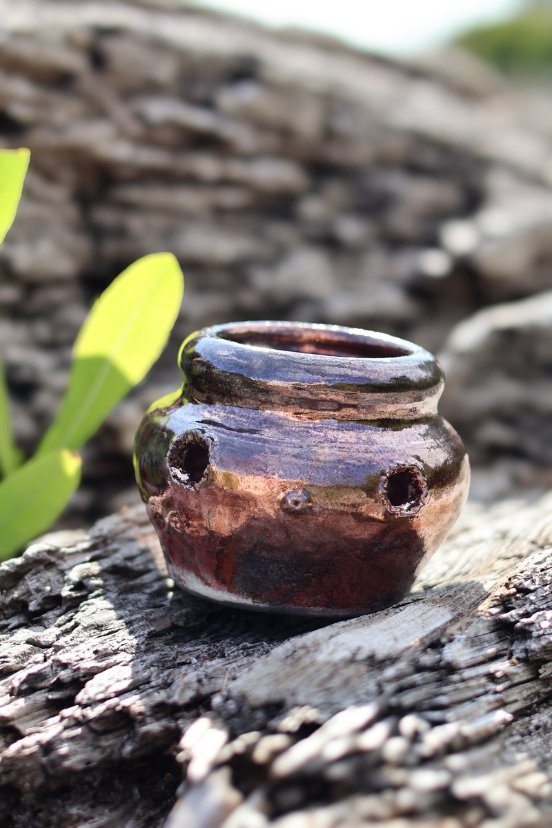zoewinters_'s tweet image. Raku fired ceramic with copper flashes and atmospheric effects from the firing process. I love the unpredictable nature of raku. ☺️
I enjoyed taking this one out for photos after firing—it feels like it belongs in nature 🍂