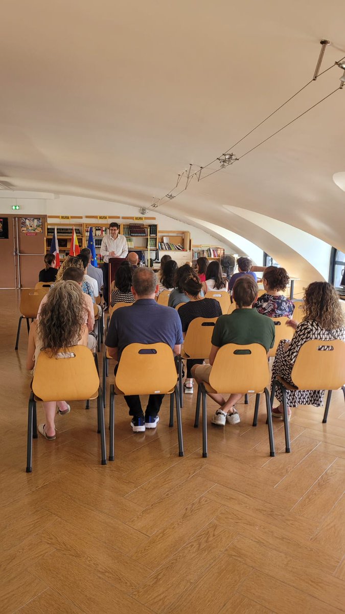 Entrega del premio del concurso "Carta a un militar español" a la alumna de 1° de Bachillerato Inés Nolasco por parte de D. Jacinto Chozas, Agregado de Defensa y Áreo y Doña Clara Sanz López, Consejera de Educación de España. ¡Enhorabuena Inés!