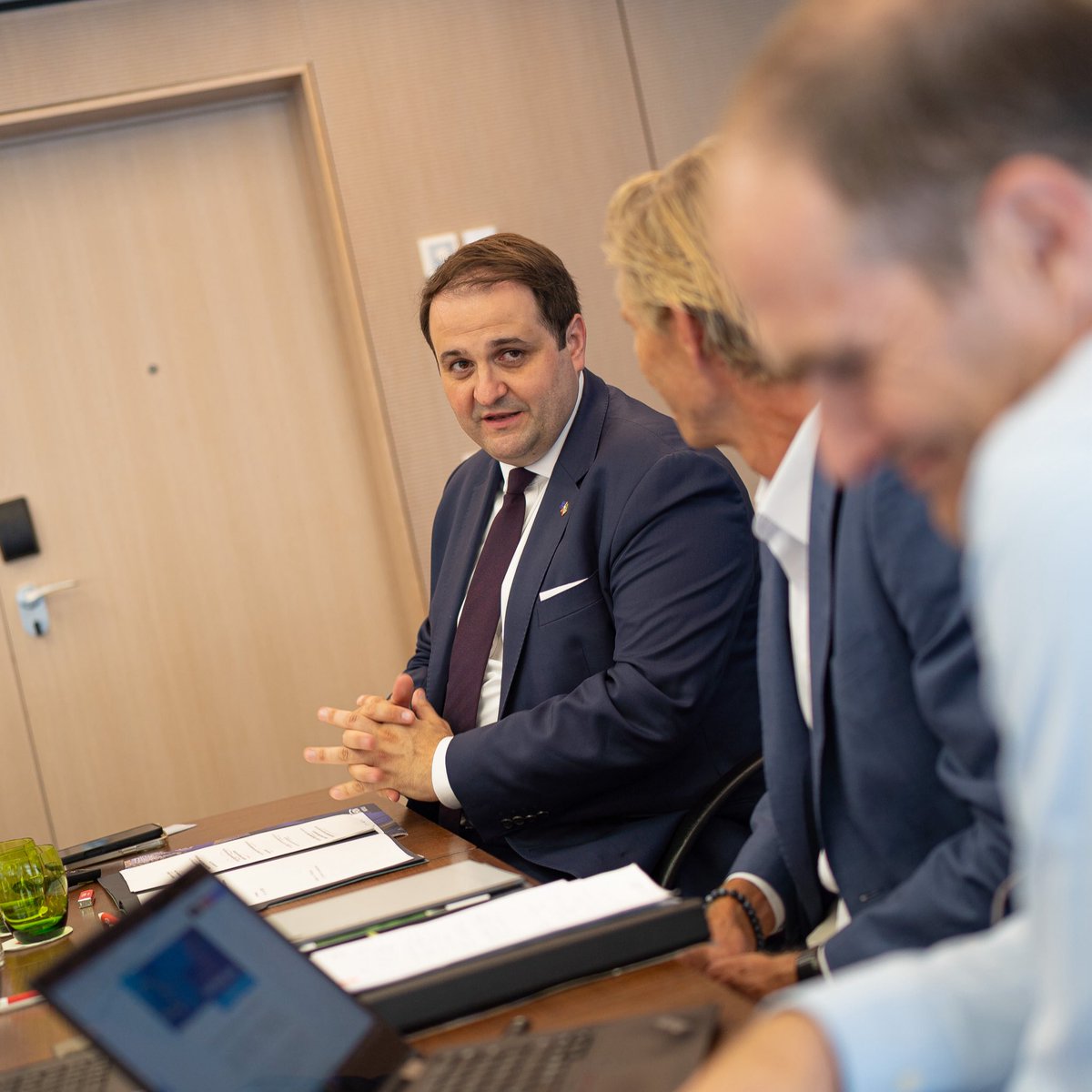 mbeimnrw's tweet image. „Die Bedeutung Nordrhein-Westfalens als führender Wirtschaftsstandort, der entscheidend zur Wettbewerbsfähigkeit Europas beiträgt, wird in Brüssel zunehmend wahrgenommen,“ so Minister @n_liminski im Rahmen seines Besuchs der @IHK_NRW Hauptgeschäftsführerkonferenz in Brüssel.