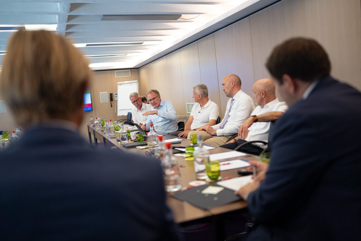 mbeimnrw's tweet image. „Die Bedeutung Nordrhein-Westfalens als führender Wirtschaftsstandort, der entscheidend zur Wettbewerbsfähigkeit Europas beiträgt, wird in Brüssel zunehmend wahrgenommen,“ so Minister @n_liminski im Rahmen seines Besuchs der @IHK_NRW Hauptgeschäftsführerkonferenz in Brüssel.