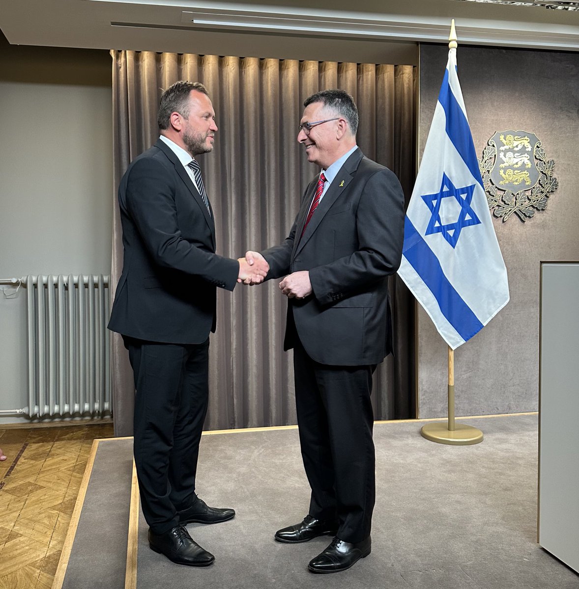 Tsahkna's tweet photo. Today in Tallinn, I met Israeli FM @gidonsaar on his first official visit to 🇪🇪.

Israel’s decision to open an embassy in Tallinn is historic — a major step forward in 🇪🇪🇮🇱 ties, boosting cooperation in security, innovation & tech.

We discussed Russia’s war in Ukraine, humanitarian crisis in Gaza & Iran. 

As frontline democracies, Estonia & Israel must stand united.

All Hamas-held hostages must be released. My thoughts are with their families.