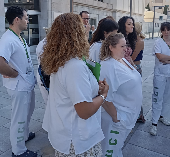 Enfermeras de la UCI del Virgen de las Nieves, "al límite de su capacidad física y mental"

👉<a href="/satsegranada/">Satse Granada</a> denuncia que en la unidad "se mantienen unas condiciones laborales que vulneran la seguridad del personal y ponen en riesgo la atención al paciente"
elindependientedegranada.es/economia/enfer…