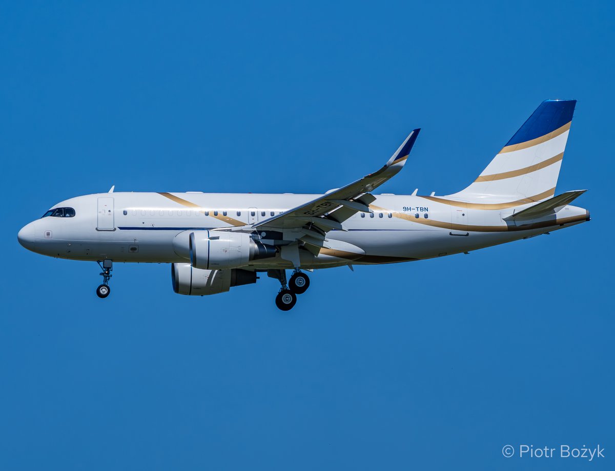 PiotrBozyk's tweet photo. #Ciekawostka.Na pokładzie Airbusa #A319 #ACJ Comlux przyleciał na @ChopinAirport zespół AC⚡DC. Legendarna kapela zagra 4 lipca na @PGENarodowy/@acdc band arrived in #Warsaw on board this #Comlux @Airbus #A319ACJ. On July 4, legendary band will play a concert at National Stadium https://t.co/edJNLvFu1l