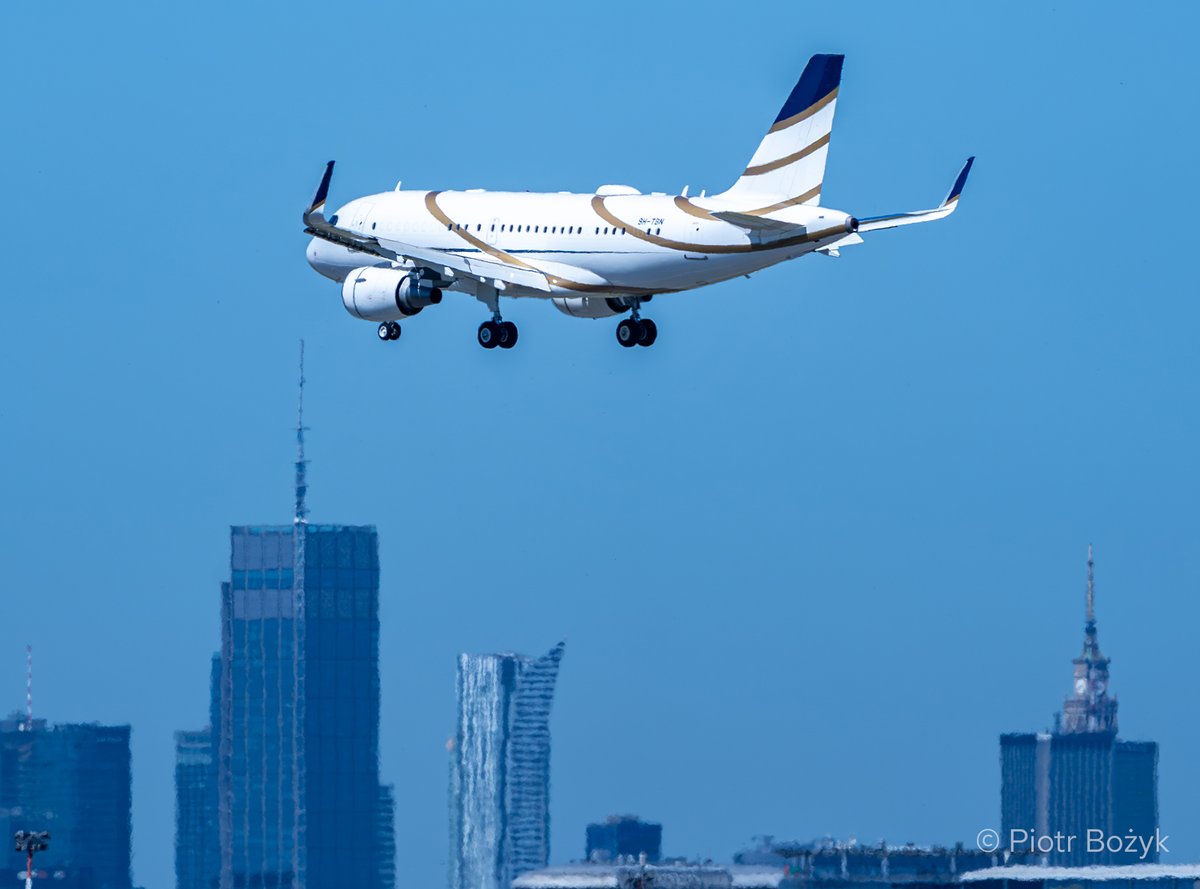PiotrBozyk's tweet photo. #Ciekawostka.Na pokładzie Airbusa #A319 #ACJ Comlux przyleciał na @ChopinAirport zespół AC⚡DC. Legendarna kapela zagra 4 lipca na @PGENarodowy/@acdc band arrived in #Warsaw on board this #Comlux @Airbus #A319ACJ. On July 4, legendary band will play a concert at National Stadium https://t.co/edJNLvFu1l