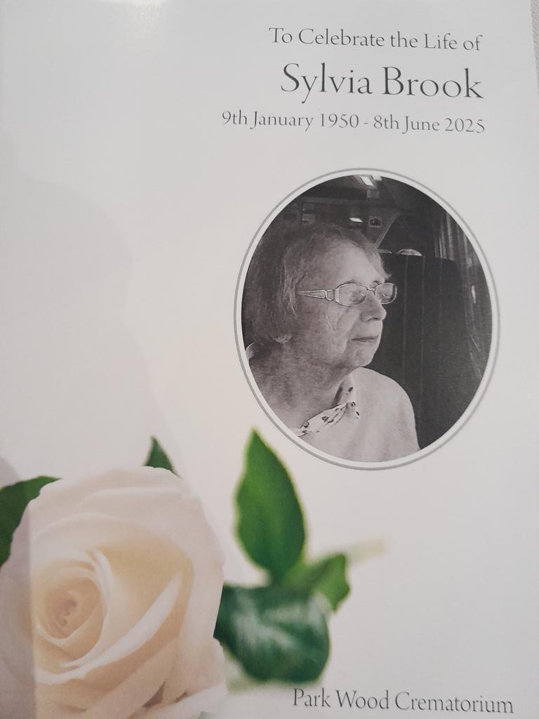 Sarah E Brook 💙🌈🇺🇦🖤 (@samlizbro) on Twitter photo 