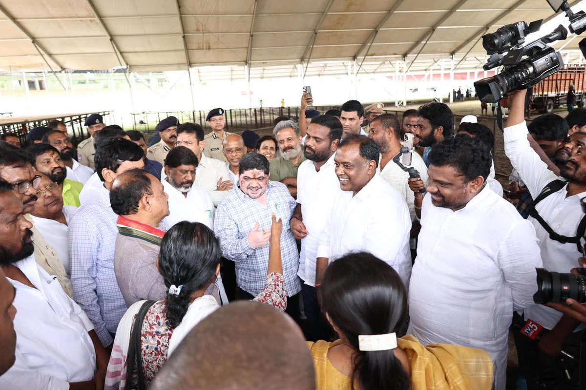 కాంగ్రెస్ పార్టీ నిర్వహిస్తున్న గ్రామ శాఖ అధ్యక్షుల సమ్మేళనంకు సంబంధించి ఎల్బీ స్టేడియంలో చేపడుతున్న ఏర్పాట్లను ఏఐసీసీ ఇన్చార్జి మీనాక్షి నటరాజన్ గారు,  ఉపముఖ్యమంత్రి వర్యులు భట్టి విక్రమార్క గారు, టీపీసీసీ అధ్యక్షులు మహేష్ కుమార్ గౌడ్ గారు, మంత్రులు దుద్దిళ్ల శ్రీధర్ బాబు గారు,